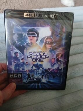 Warner Bros. Ready Player One 4K Ultra HD - Blue & Purple Cover